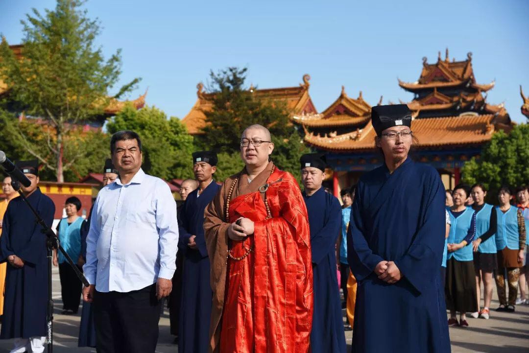 通州区宗教活动场所集中升国旗仪式在南山寺举行