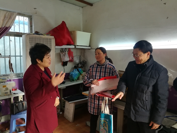 海安市委常委,政法委书记盛慧琴走访慰问少数民族贫困