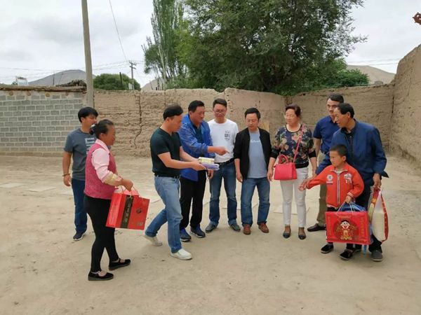 深入,在合作中凝聚真心,在交往中汇聚真情,像石榴籽一样紧紧抱在一起